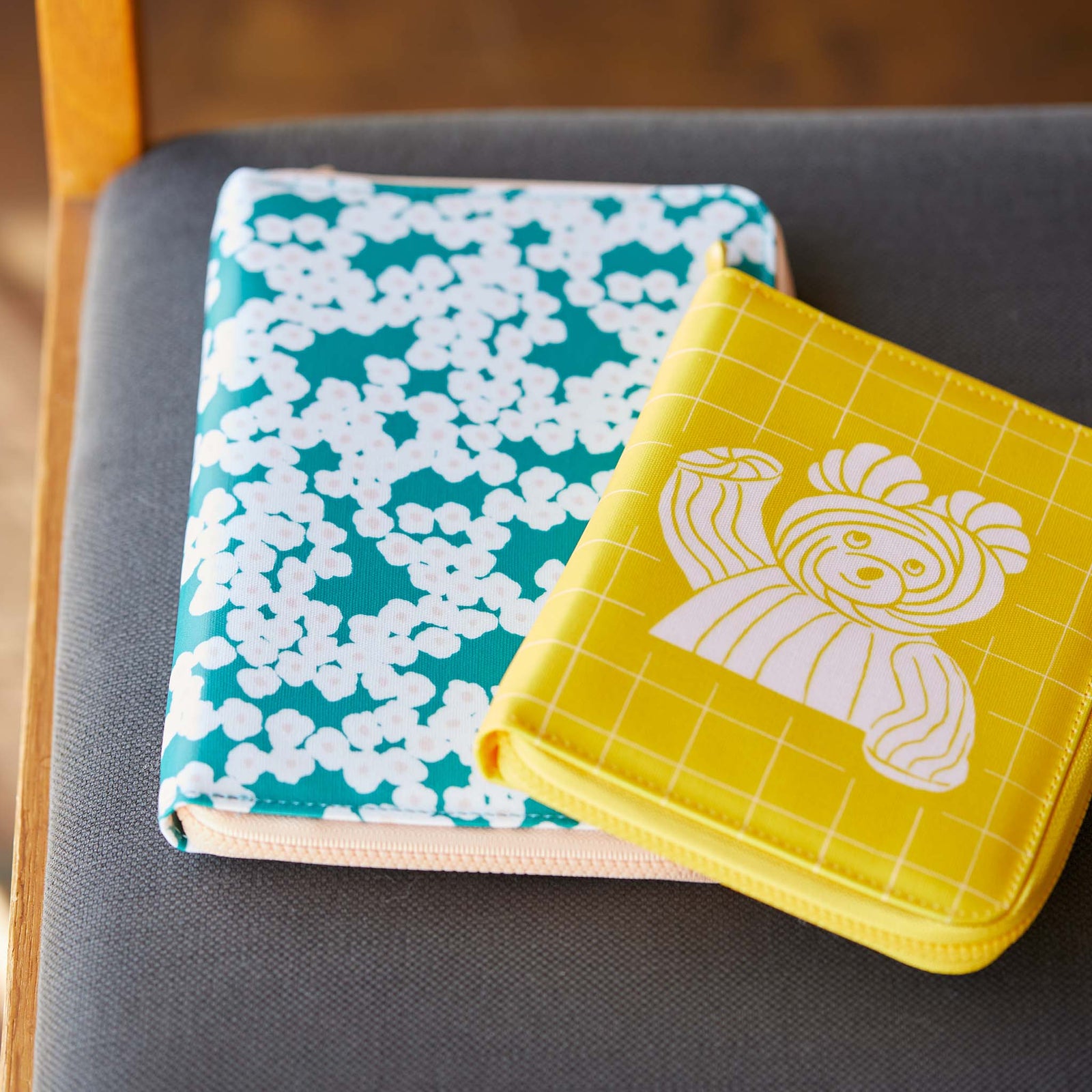 HITOTOKI NOTE コミックサイズ ラウンドジップタイプ HN-CF04 フラワー