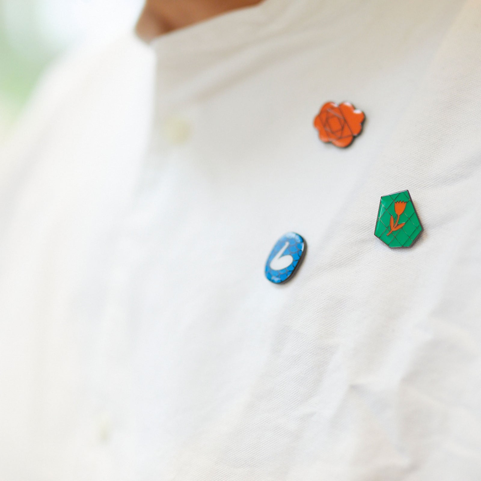 神津嶽　ヌル　ピンバッジ　Tシャツセット ストア限定】ピンバッジ スワン｜HITOTOKI公式オンラインストア